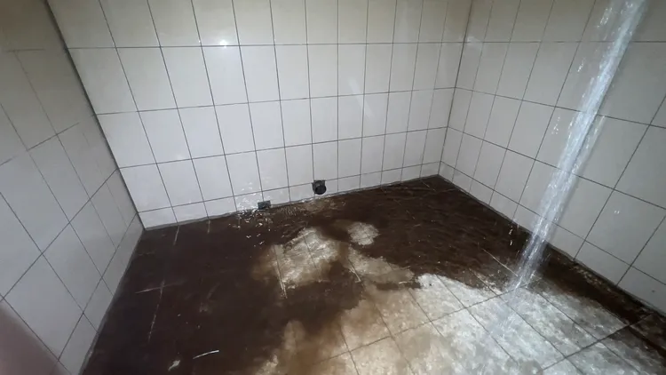 林小姐家的大樓水塔，在過去20餘年被不肖廠商矇騙，以假照片欺瞞管委會，讓全社區長久使用超髒汙水。717清水塔特工隊提供