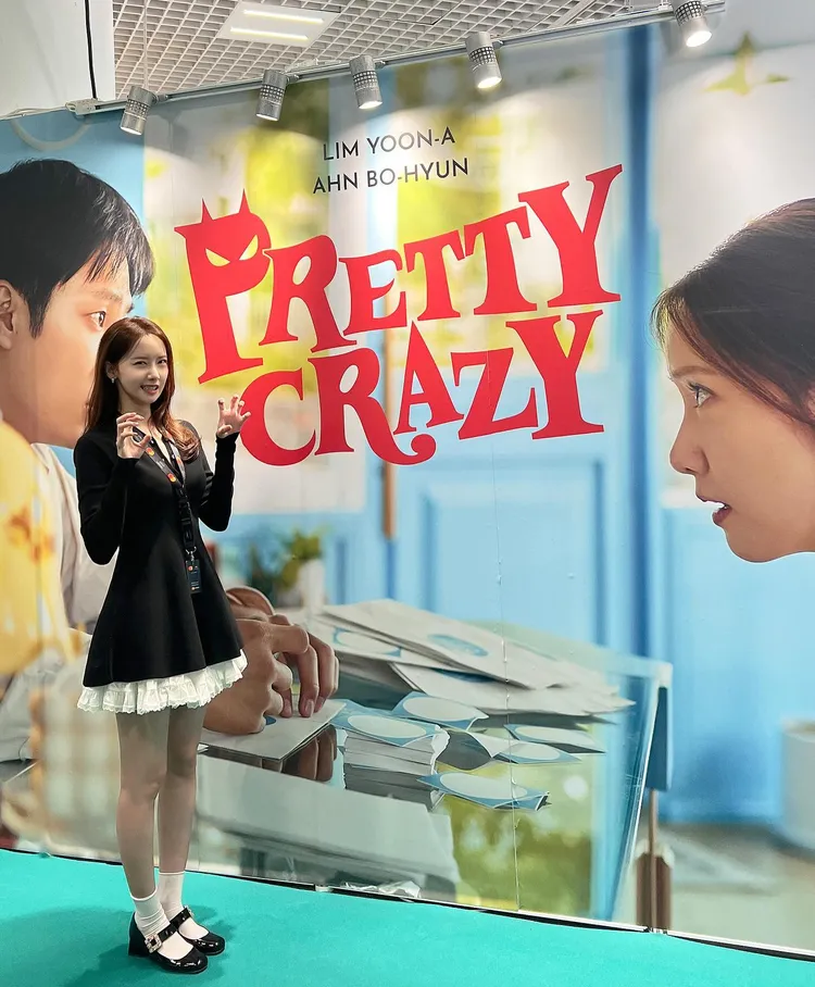 潤娥的新片《惡魔搬來了》（前譯：2點的約會）也在坎城影展展區設攤。翻攝潤娥IG