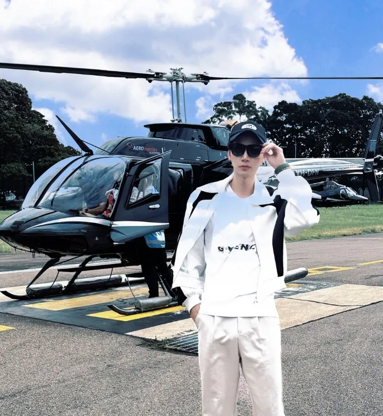 Mr.R秀私人直昇機。翻攝Mr.Ｒ的IG