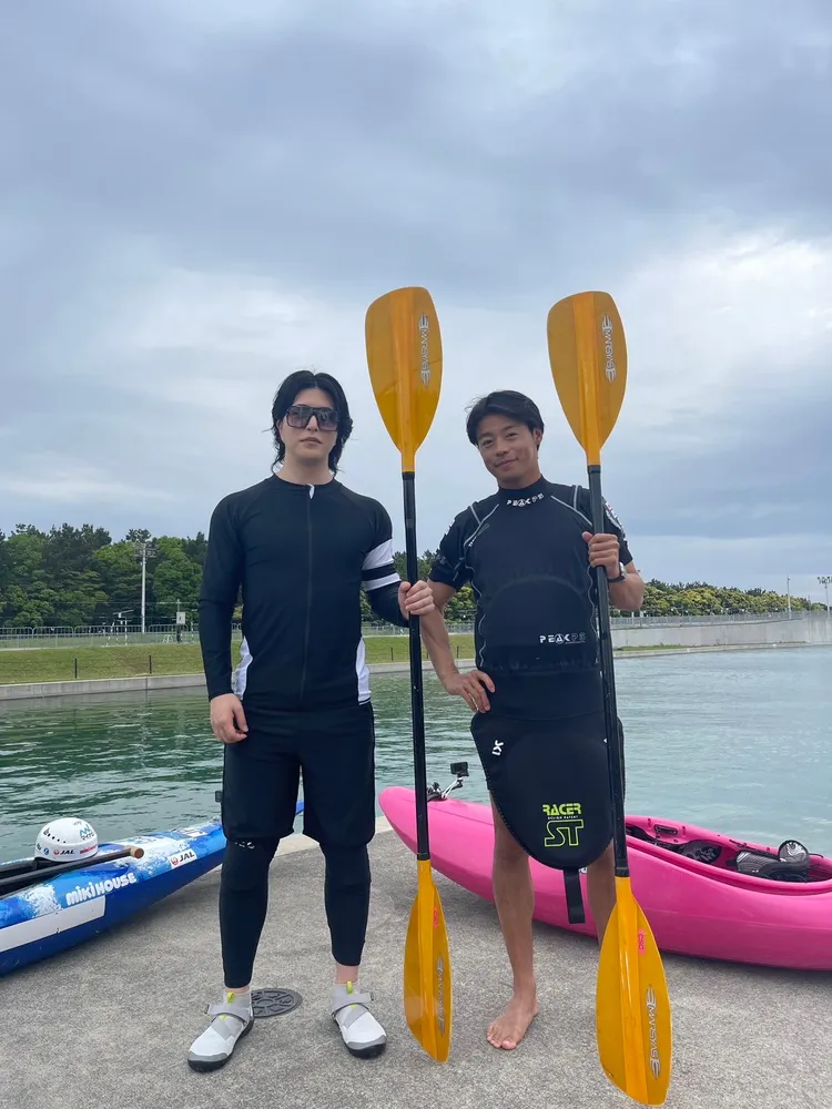 羅蘭和教練一起學習獨木舟。三立提供