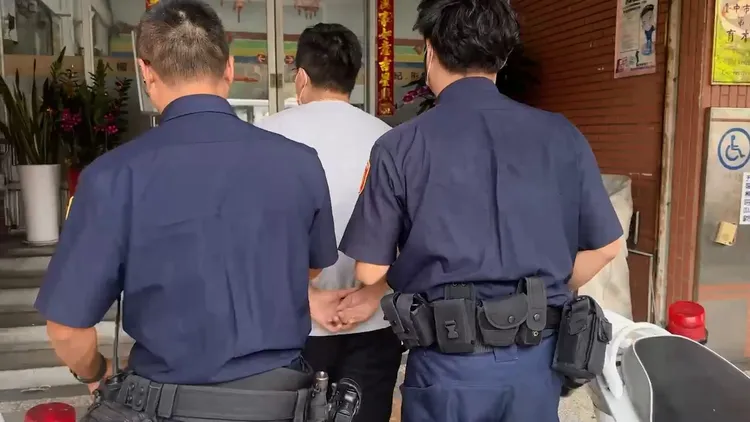 警方帶回打傷許姓女子的蕭姓娃娃機台主。民眾提供