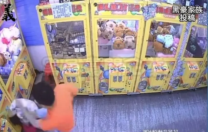 蕭男連續朝蜷縮在角落的許姓女子狠踹7腳。翻攝畫面