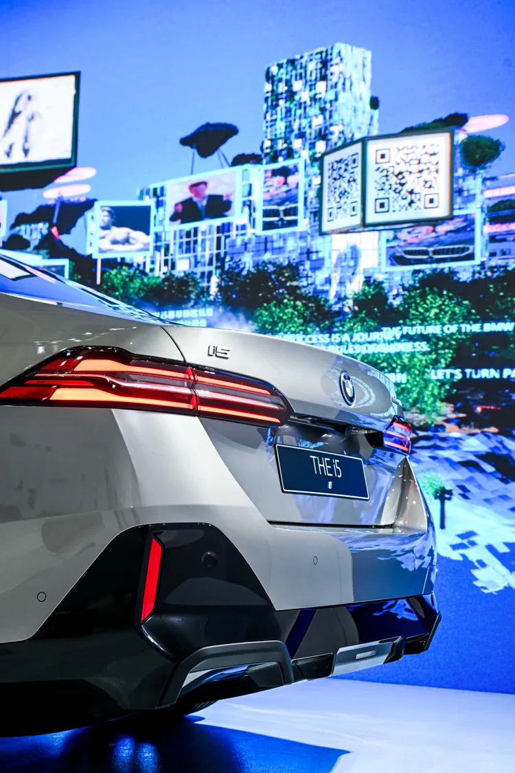 此次，BMW也利用當代創新藝術與未來移動科技的跨界結合，透過BMW i5純電豪華房車與新媒體藝術團隊「2ENTER貳進」，共同創作出《Data-Verse X BMW Dimension of Freude》作品。業者提供