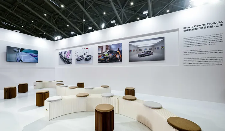展區內也以畫作為眾人揭示BMW融合了藝術與創新的「The BMW i5 Flow NOSTOKANA」動畫彩繪。業者提供
