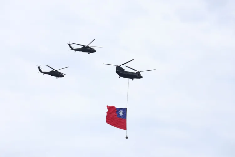 陸航CH-47SD運輸直升機懸掛著中華民國國旗向三軍統帥致敬。記者彭欣偉攝