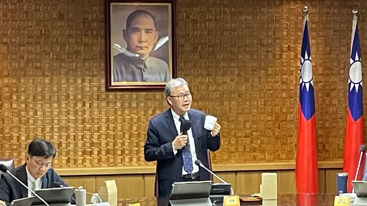 鄭英耀贈送瓷杯，希望大家討論、施行政策的同時「心懷慈悲」。記者林則澄攝