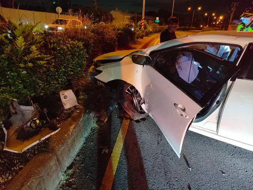 湖口小客車自撞分隔島　男駕駛受傷送醫