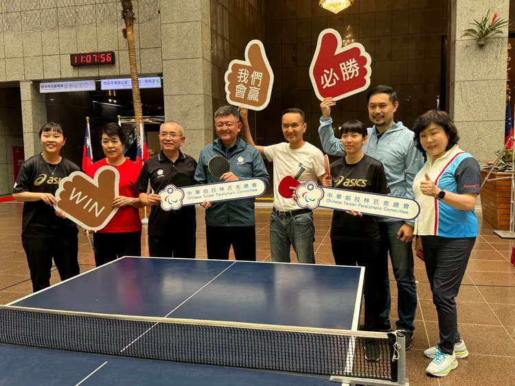 中華帕拉林匹克總會長穆閩珠(右1)、教育部體育署主任秘書呂忠仁、台北市副秘書長林哲宏、億光文化基金會董事長簡文秀、愛爾麗醫療集園總裁常如山(右4)以及中華隊好手田曉雯、林姿妤等人宣告賽事啟動。主辦單位提供