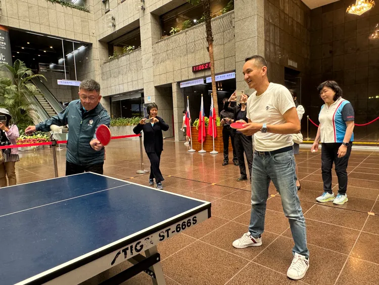 愛爾麗醫療集園總裁常如山(右)在記者會現場進行雙打開球儀式。主辦單位提供