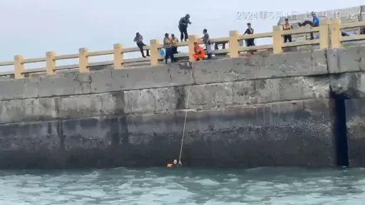 台中梧棲漁港釣客失足落海 海巡署救生艇成功救援