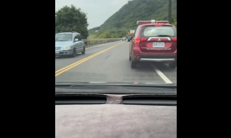 勘災車兩度無故停放路中間。民眾提供