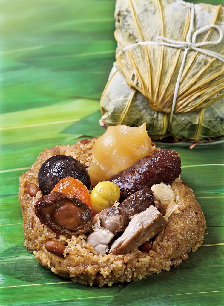 「松茸極品四寶粽」是老饕過節指定款，包裹整粒鮑魚、上選烏參、豐潤花膠及瑤柱等多種豪華海味，單顆售價1880元，適合端午時節聚會分食。業者提供