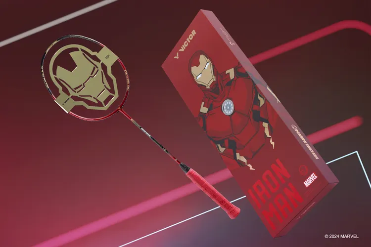 「VICTOR鋼鐵人系列限量羽球拍禮盒」鑲有標誌性反應爐。品牌提供
