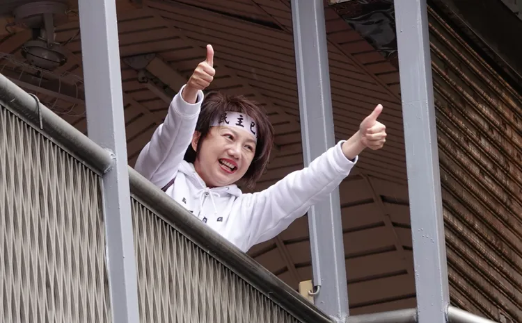 民進黨立委范雲隨後也到天橋上與民眾揮手。莊宗達攝