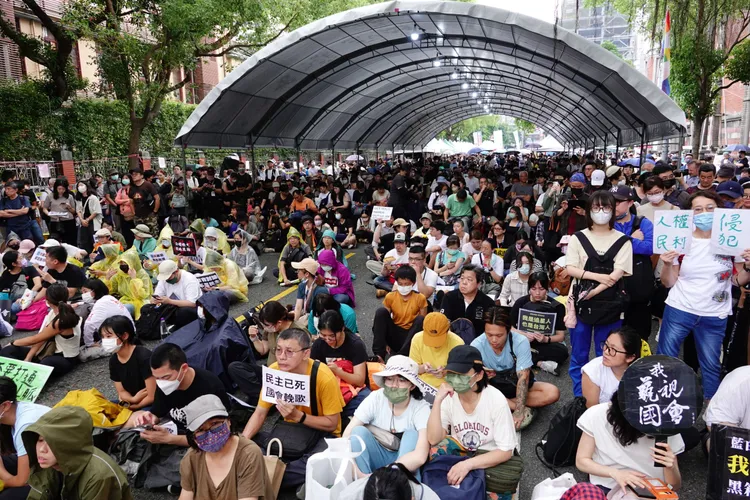 立法院外群眾聚集已約3000人。