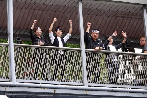 立法院外|青島東路抗議群眾3000人 綠委現身天橋揮手「全場喊加油」