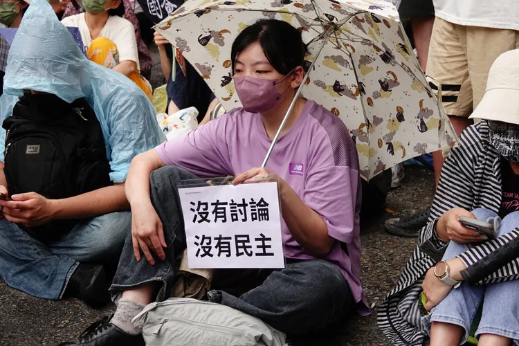 民眾舉著。莊宗達攝