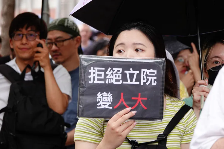 民眾舉著標語抗議。莊宗達攝