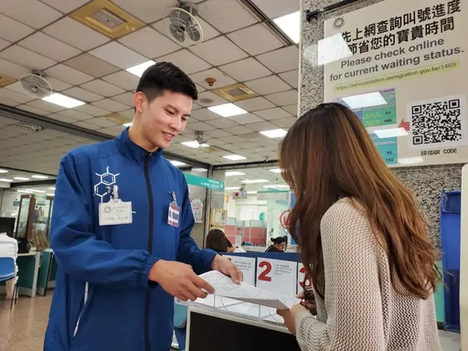 帥氣空少轉任移民官 親切服務讓民眾暖心