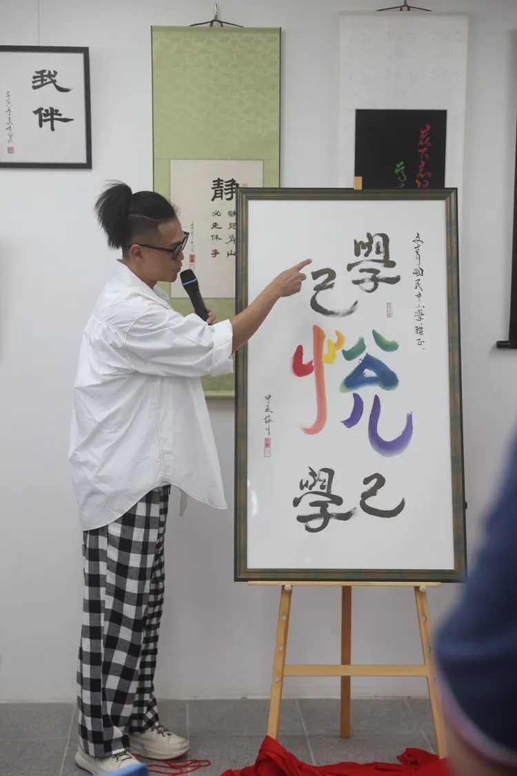 林俊逸到校園舉辦書法展。媒體棧提供