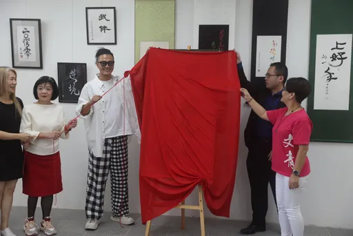 林俊逸從小字醜長大了竟能辦書法展 師生家長秒變粉絲