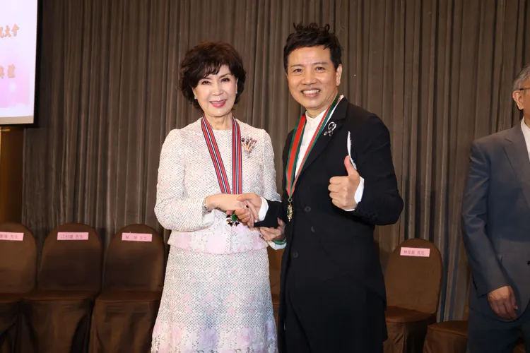 陳凱倫榮獲影視獎主持類獎項，同框白嘉莉。莊宗達攝