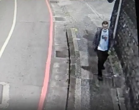 「殺人未遂犯」脫逃時衣著外貌曝光！曾酒瓶K頭打無辜路人　具攻擊性須注意