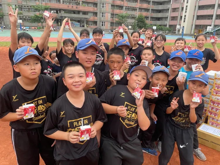 台中市力行國小孩子們開心享用保久乳。頂新和德文教基金會提供