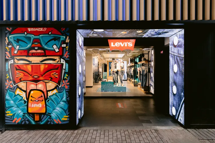 西門旗艦店換上充滿夏日風情的新外觀。品牌提供