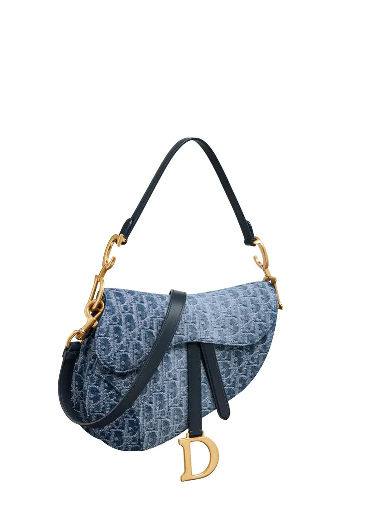 DIOR早秋Denim Oblique系列Saddle馬鞍包，13萬5000元。品牌提供