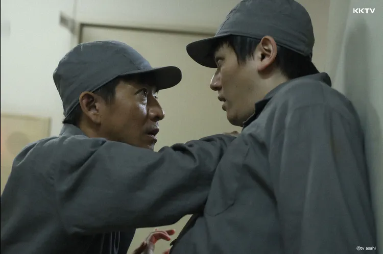 木村拓哉（左）劇中替公司扛責入獄。KKTV提供