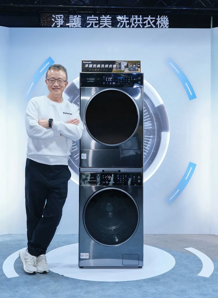 Panasonic 全新淨護完美堆疊式滾筒洗烘衣機，搭載日本革新離心淨水洗科技，加上全彩觸控螢幕，讓家電不只便利，更是居家的時尚擺設。（圖為台灣松下銷售公司總經理 張天來）