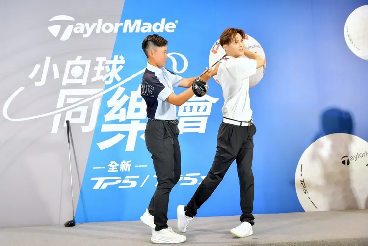 新科球后陳萱(左）現場指導王子揮桿姿勢。TaylorMade 提供