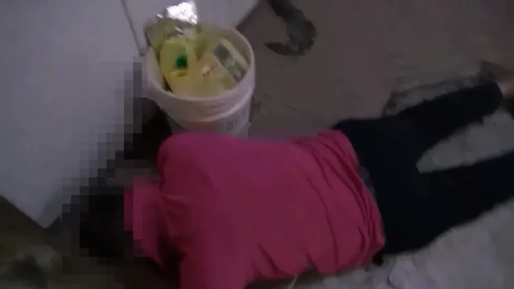 嫌犯被震撼彈嚇傻，趴在地上不敢動。民眾提供