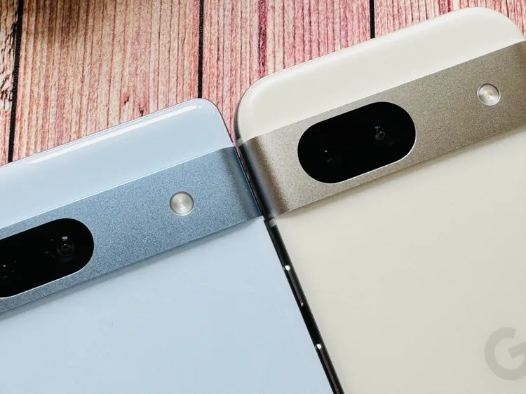 相較於Pixel 7a，Pixel 8a的邊角更顯圓潤。左為Pixel 7a，右為Pixel 8a。趙筱文攝影。