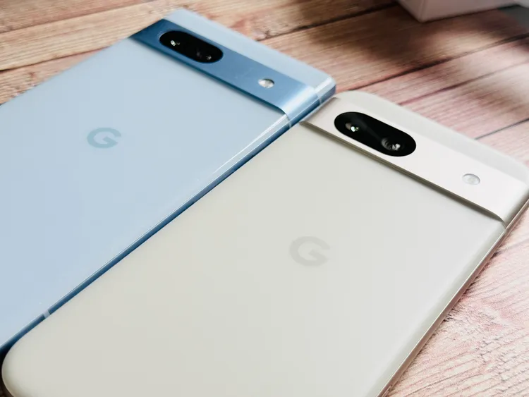 Pixel 8a外殼呈現光滑流暢的設計並採用霧面背蓋。左為Pixel 7a，右為Pixel 8a。趙筱文攝影。