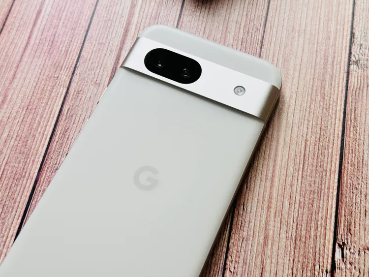 鏡頭配置使用6,400萬畫素主鏡頭、1,300萬畫素超廣角鏡頭組合，與1,300萬畫素前置鏡頭。趙筱文攝影。