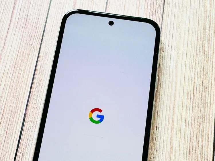 Pixel 8a螢幕使用抗刮Actua螢幕，亮度提升40%，支援最高120Hz 螢幕更新率。趙筱文攝影。