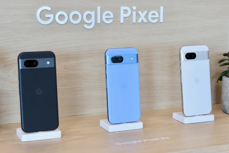 Pixel 8a有曜石黑、陶瓷米與海灣藍3色。趙筱文攝影。