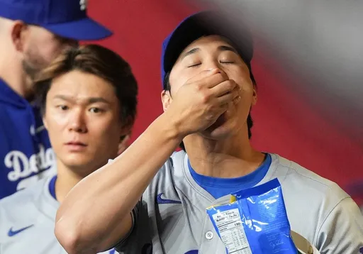 笑死！大谷翔平沒出賽在休息區爽嗑瓜子　網：真正吃瓜民眾