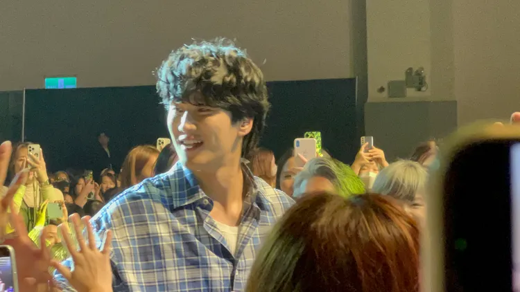 安普賢繞場跟粉絲打招呼。讀者提供