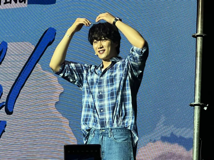 安普賢寵粉擺姿勢讓粉絲拍照。讀者提供