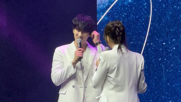 安普賢拿出皮尺量手掌大小，數字比昨天記者會說的小了一些。讀者提供