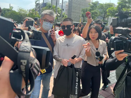 Toyz入獄第一晚菜色出爐　月薪曝光！新訓2週後下工場摺紙袋