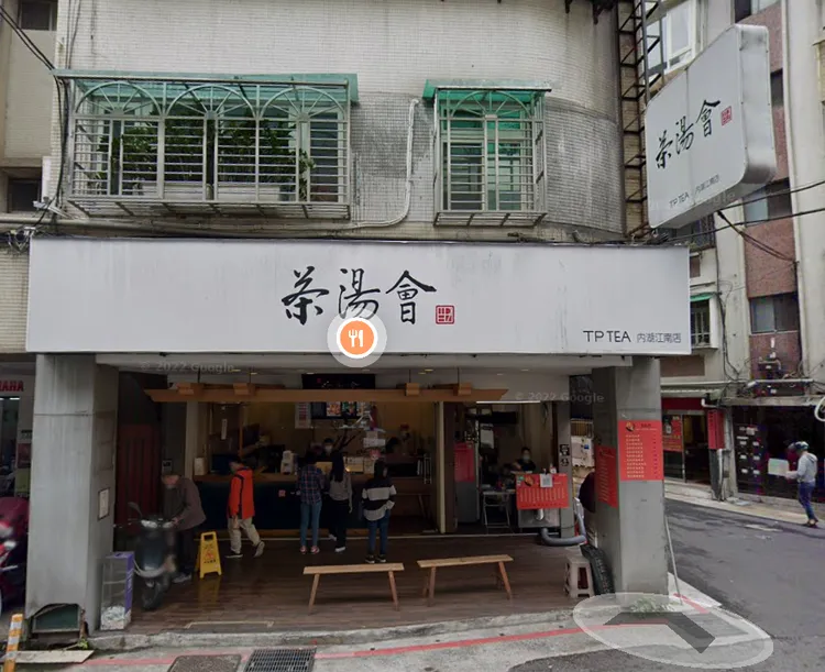 茶湯會飲料店被爆料店員直接吐在店內工作水槽。圖取自google map，非當事店家