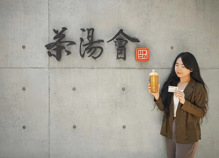 茶湯會飲料店被爆料店員直接吐在店內工作水槽，讓人感到噁心。業者提供