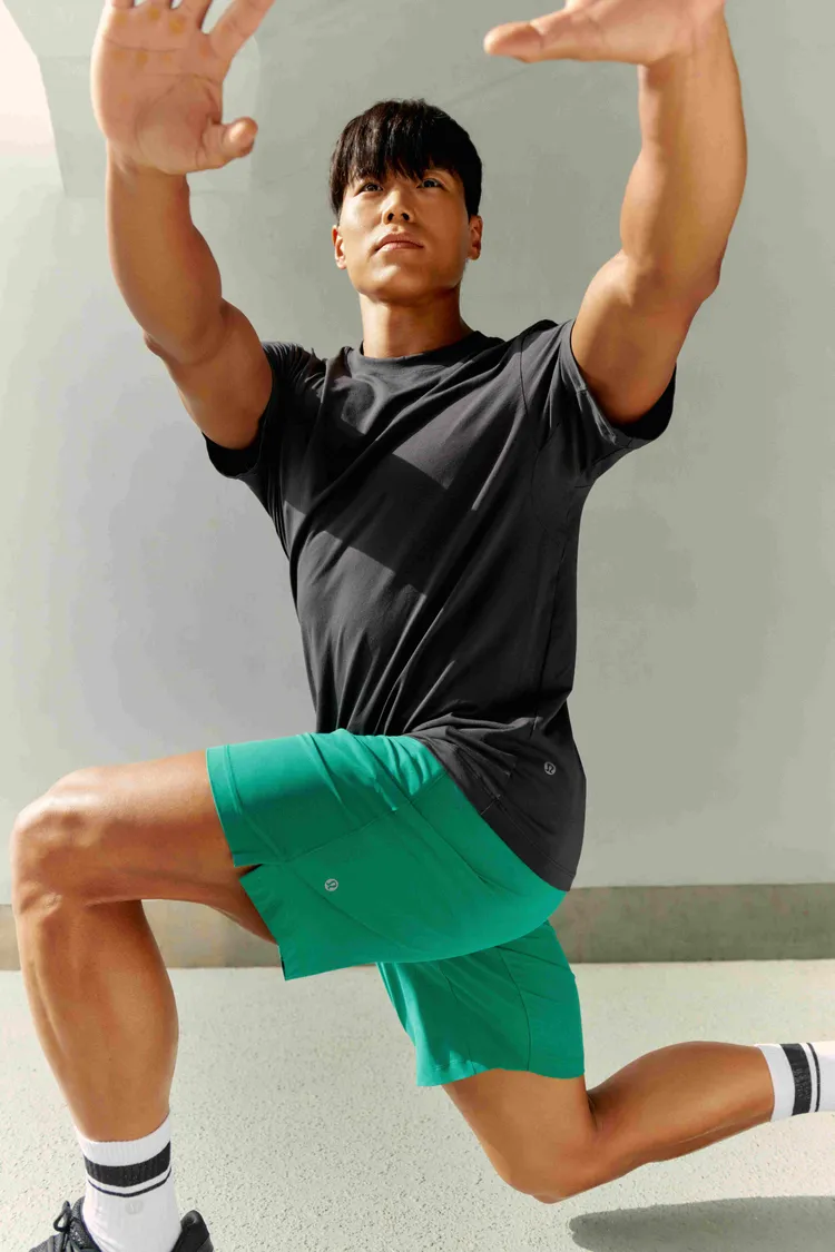 阿莫帝秀出鍛練有素的肌肉線條。品牌提供