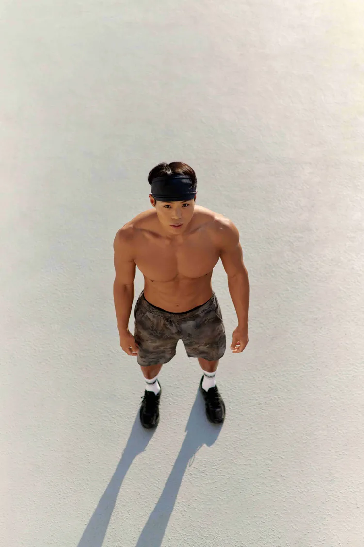 阿莫帝秀出鍛練有素的肌肉線條。品牌提供