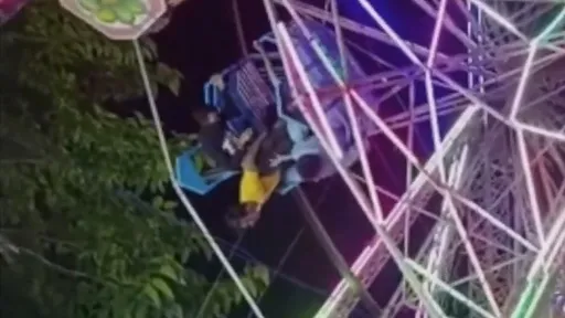 驚悚影片|摩天輪「倒吊旋轉」 2遊客撐不住墜落地面