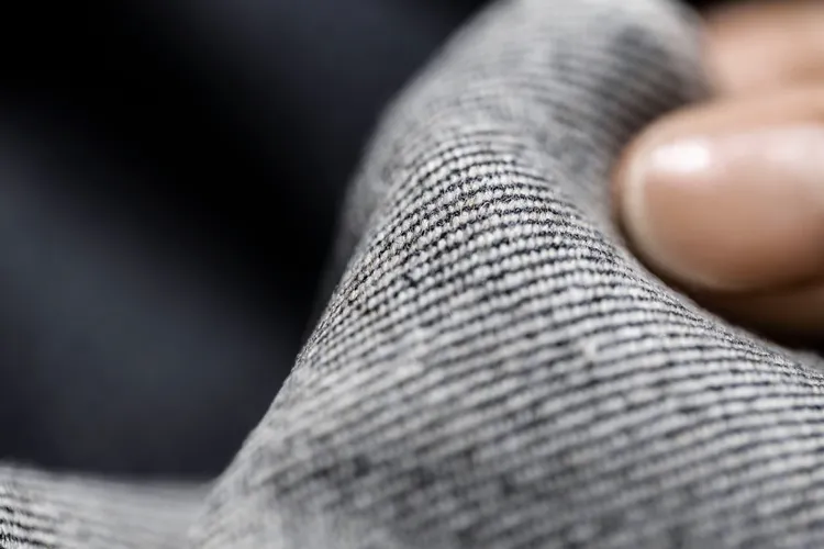 60％棉質丹寧布與40%羊絨織成之CashDenim布料。品牌提供